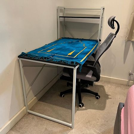 London Holiday Home Newly Refurbished - Entire 4 Bedroom Private House With Kitchen, Living Room & Private Garden - 1 Cape House London, Within 30 Mins From Central London, London Bridge & Canary Wharf المظهر الخارجي الصورة