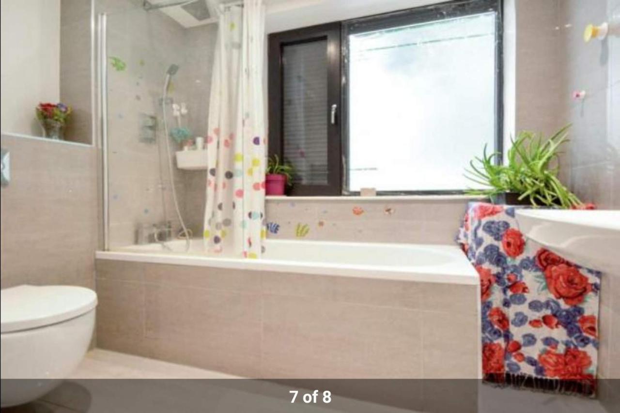 London Holiday Home Newly Refurbished - Entire 4 Bedroom Private House With Kitchen, Living Room & Private Garden - 1 Cape House London, Within 30 Mins From Central London, London Bridge & Canary Wharf المظهر الخارجي الصورة