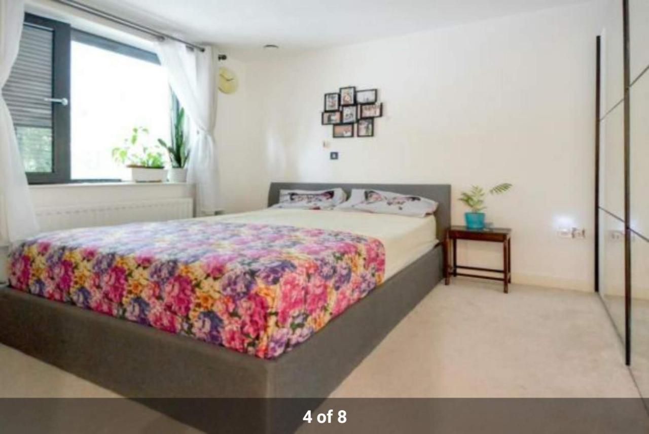 London Holiday Home Newly Refurbished - Entire 4 Bedroom Private House With Kitchen, Living Room & Private Garden - 1 Cape House London, Within 30 Mins From Central London, London Bridge & Canary Wharf المظهر الخارجي الصورة
