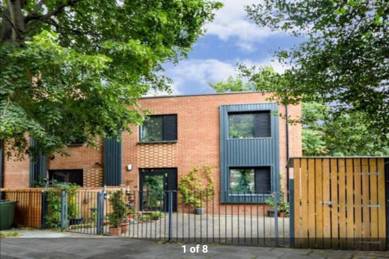 London Holiday Home Newly Refurbished - Entire 4 Bedroom Private House With Kitchen, Living Room & Private Garden - 1 Cape House London, Within 30 Mins From Central London, London Bridge & Canary Wharf المظهر الخارجي الصورة