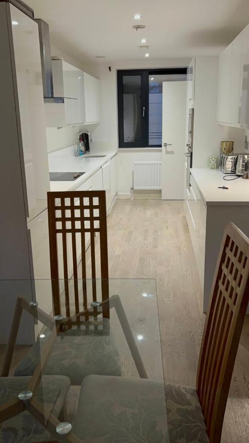 London Holiday Home Newly Refurbished - Entire 4 Bedroom Private House With Kitchen, Living Room & Private Garden - 1 Cape House London, Within 30 Mins From Central London, London Bridge & Canary Wharf المظهر الخارجي الصورة