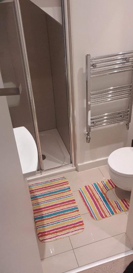 London Holiday Home Newly Refurbished - Entire 4 Bedroom Private House With Kitchen, Living Room & Private Garden - 1 Cape House London, Within 30 Mins From Central London, London Bridge & Canary Wharf المظهر الخارجي الصورة