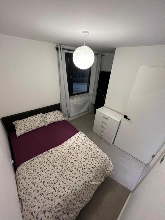 London Holiday Home Newly Refurbished - Entire 4 Bedroom Private House With Kitchen, Living Room & Private Garden - 1 Cape House London, Within 30 Mins From Central London, London Bridge & Canary Wharf المظهر الخارجي الصورة
