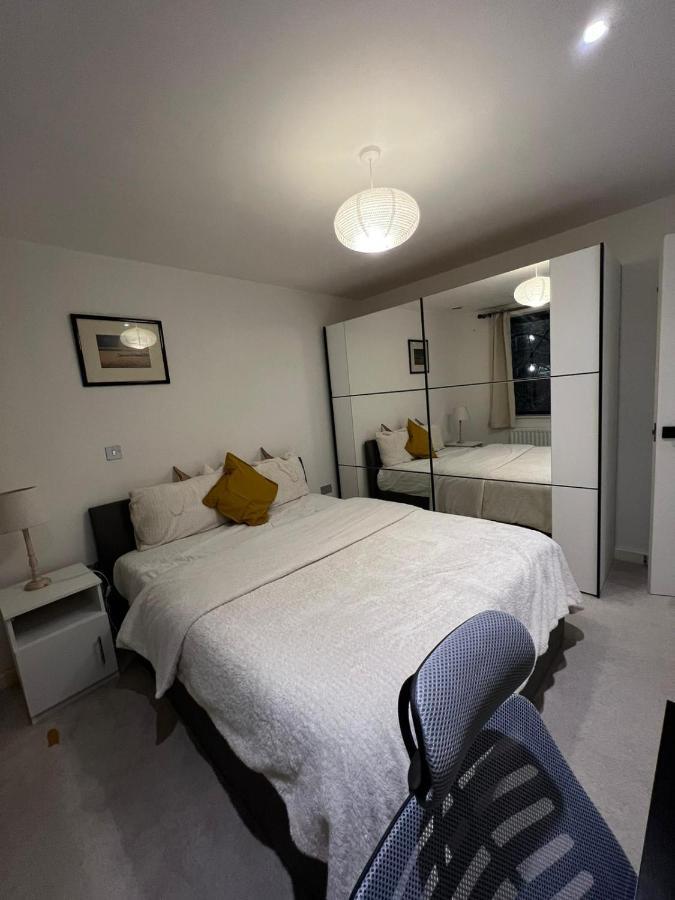 London Holiday Home Newly Refurbished - Entire 4 Bedroom Private House With Kitchen, Living Room & Private Garden - 1 Cape House London, Within 30 Mins From Central London, London Bridge & Canary Wharf المظهر الخارجي الصورة