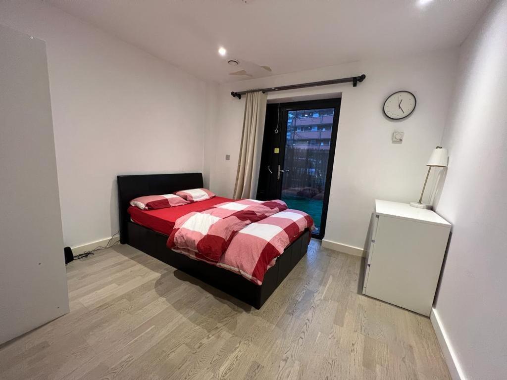 London Holiday Home Newly Refurbished - Entire 4 Bedroom Private House With Kitchen, Living Room & Private Garden - 1 Cape House London, Within 30 Mins From Central London, London Bridge & Canary Wharf المظهر الخارجي الصورة