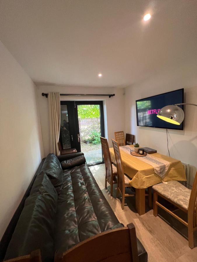 London Holiday Home Newly Refurbished - Entire 4 Bedroom Private House With Kitchen, Living Room & Private Garden - 1 Cape House London, Within 30 Mins From Central London, London Bridge & Canary Wharf المظهر الخارجي الصورة